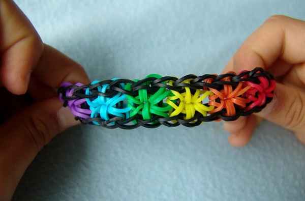 Как плести браслет Паучок из резинок 