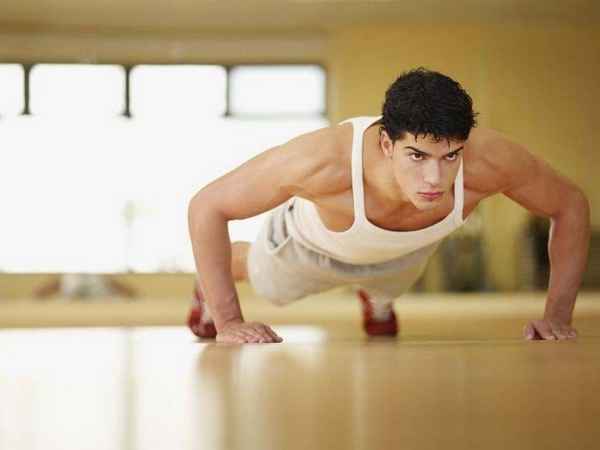 Как правильно отжиматься: от пола, на кулаках, как правильно дышать 