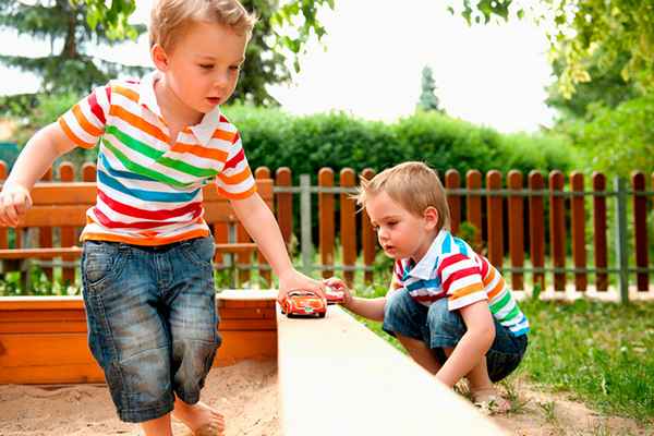 Ребёнок на детской площадке 