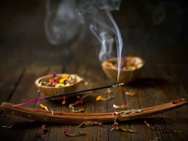 Как пользоваться ароматическими палочками и в чем их польза 