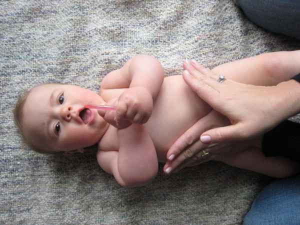 Как помочь новорожденному при запоре 