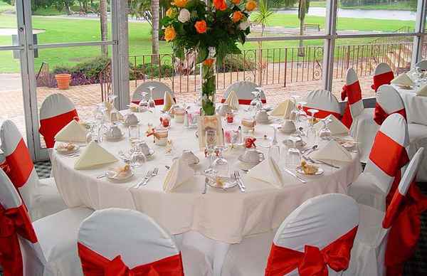 Красная свадьба (в красно-белых цветах): оформление 