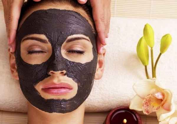 Уход за лицом с помощью чёрной маски 
