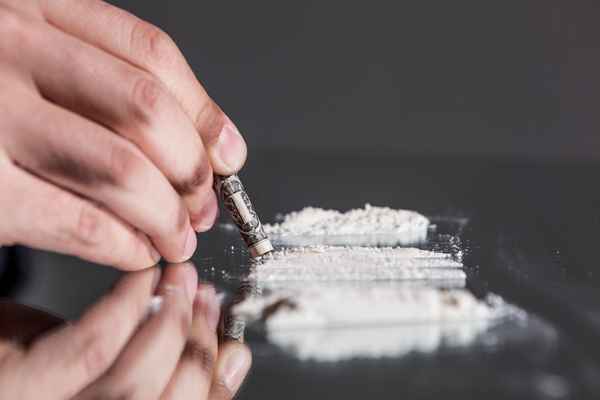 Виды химических аддикций: морфинизм, каннабизм, кокаинизм 