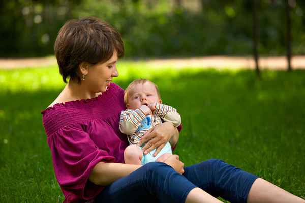 Когда можно начинать гулять с новорожденным? 