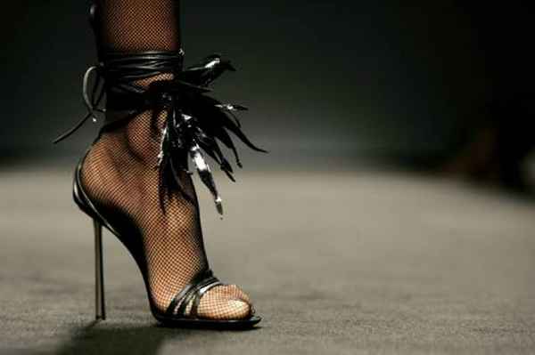 Как научиться ходить на шпильках? Хитрости женщин 