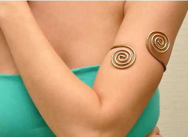 Как осветлить волосы на руках, как обесцветить? 