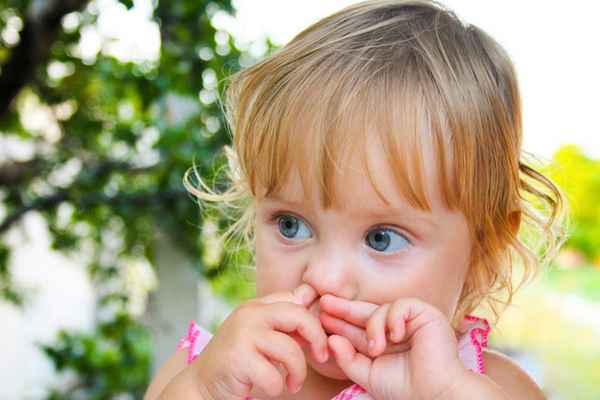 Как научить ребенка сморкаться 