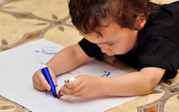 Здоровье ребёнка: нужно ли переучивать левшу 