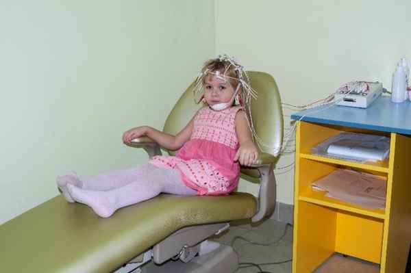 Как подготовиться к ЭЭГ головного мозга у детей? Как ее проводят? 