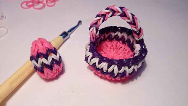 Как сплести яйцо из резинок? 