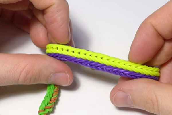 Как плести браслет Триада из резинок? 