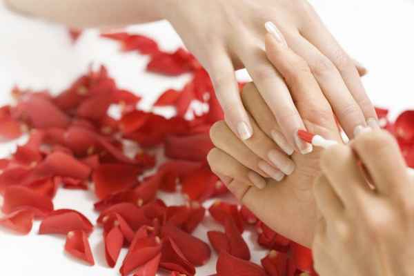 Беременность и роды: правильный уход за волосами и ногтями 