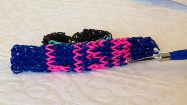 Как сплести браслет из резинок с именем? Браслеты резинок 