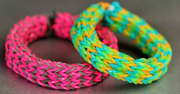 Как плести тройной браслет из резинок 
