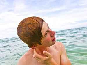 Булькает в ухе: почему это происходит, причины бульканья