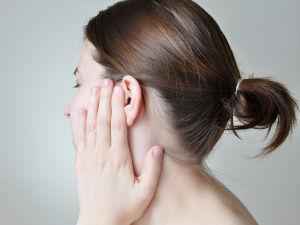 Болит ухо и заложено: что делать, причины, лечение