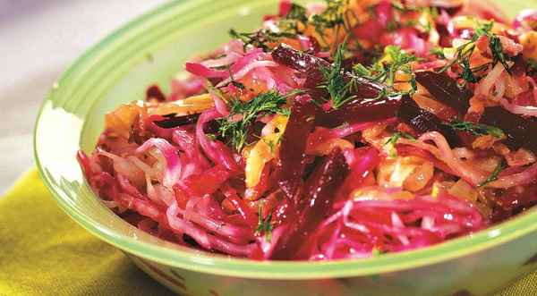 Cалат из квашеной капусты со свеклой, пошаговый рецепт с фото