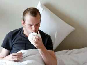 Кашель с кровью при простуде: причины почему отхаркивается кровьпо утрам