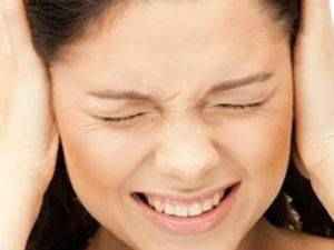 Почему пульсирует в ухе: причины пульсации и что делать в таком случае