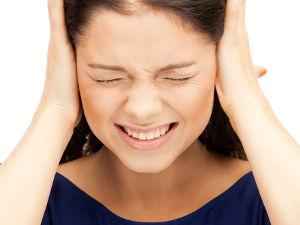 Заложило ухо и шумит, почему появляется заложенность в ушах