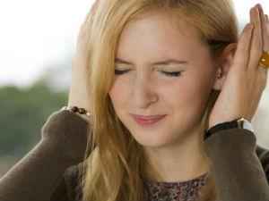 Почему стреляет в ухе, что делать при боли и чем лечить