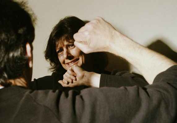 Бьет - значит, любит