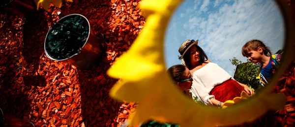 Человек должен задуматься, кому он хочет помочь