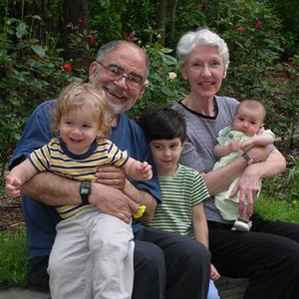 Дедушка и бабушка воспитывают внуков