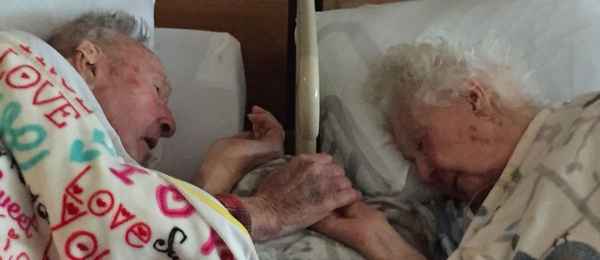 До последнего вздоха: муж обнимает жену незадолго до ее cмepти