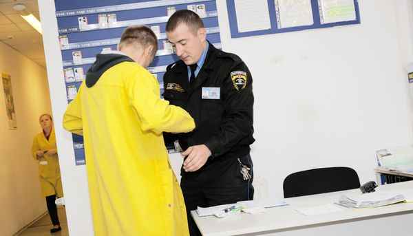 Кому нельзя позволять досматривать свои личные вещи