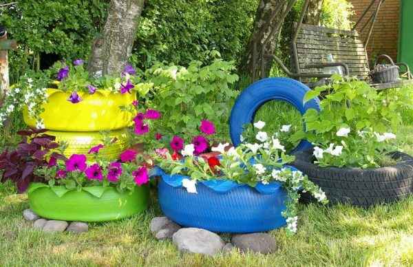 Клумбы из покрышек своими руками на даче (фото): лучшие идеи