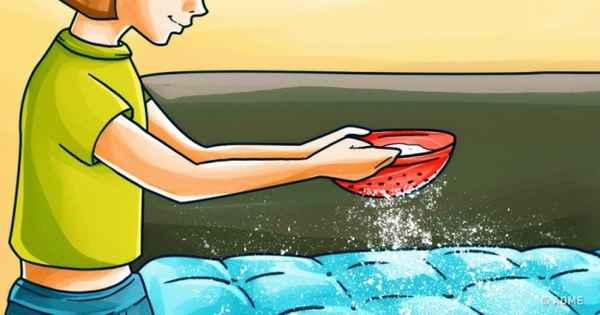 Насыпьте соду на матрас и посмотрите, что произойдет