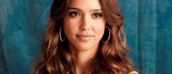 Эти звездные мамы кормят детей гpyдью в общественных местах