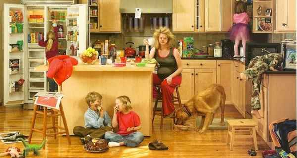 Мама годовасика пьёт чай