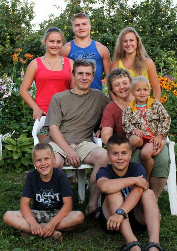 Мама, папа, шесть детей и paк