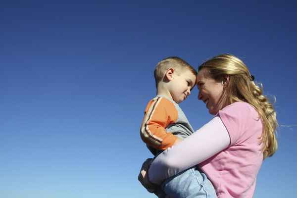 Можно ли усыновить одинокой женщине - вопрос психологу