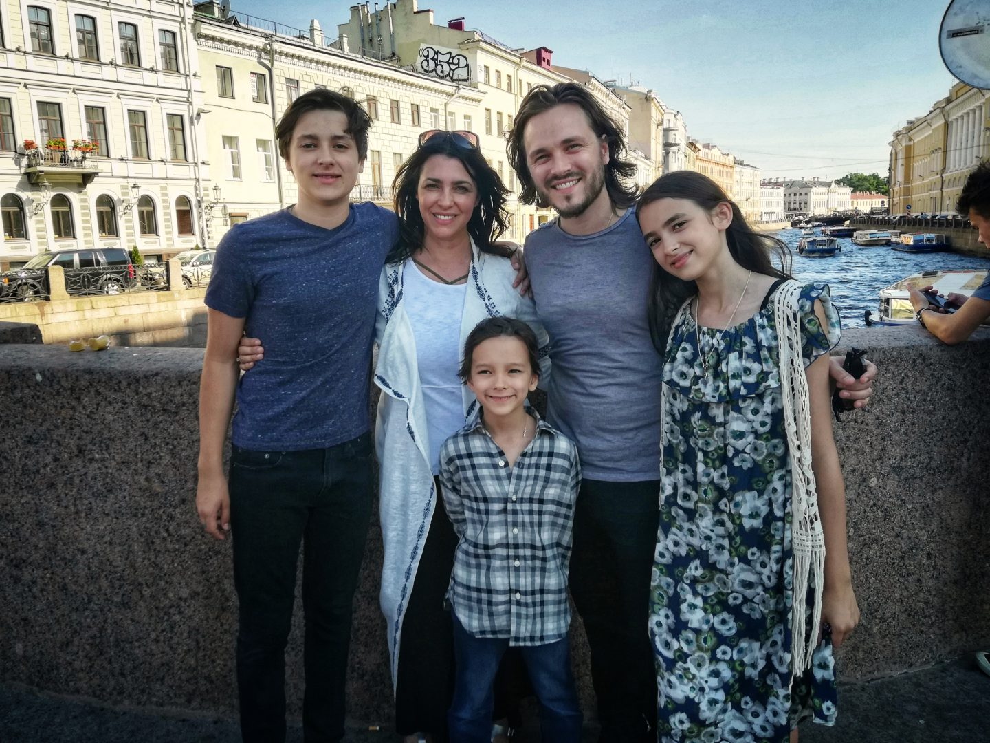 Одна абсолютно счастливая семья из Голливуда