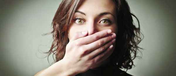 Один я в белом пальто стою красивый