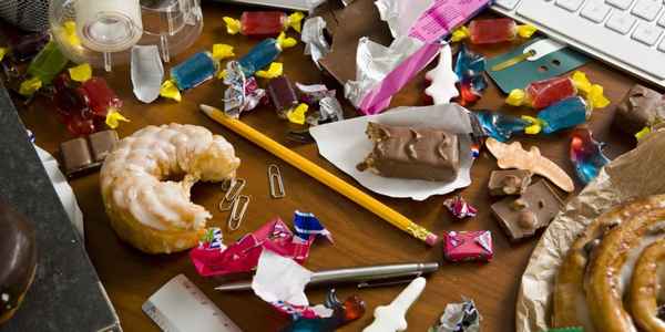 Причина, по которой мы все время жуем булочки и шоколад