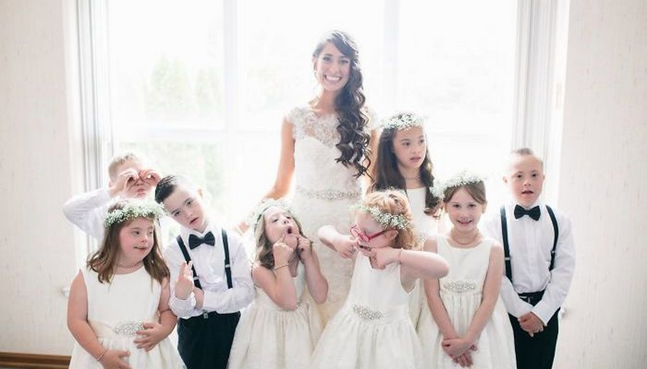 Учительница детей с синдромом Дayна пригласила на свою свадьбу весь класс