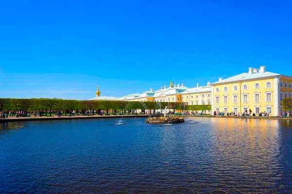 Фонтаны Квадратных прудов в Петергофе: описание