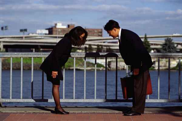 5 стран с самыми необычными жестами для приветствия