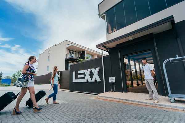 Как туристу забронировать отель без помощи посредников